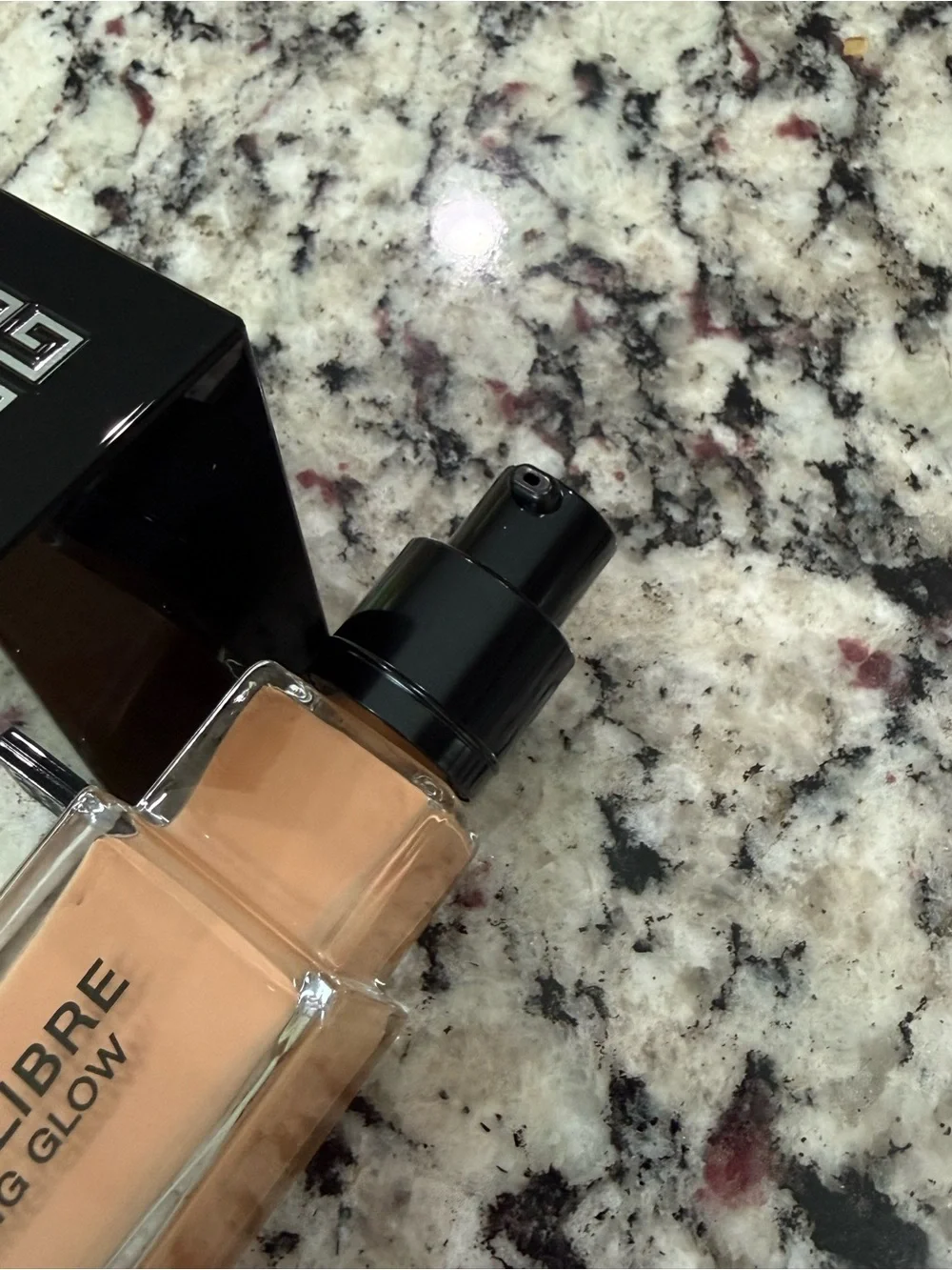 Givenchy Prisme Libre Glow Serum Blurring Foundation 5N
